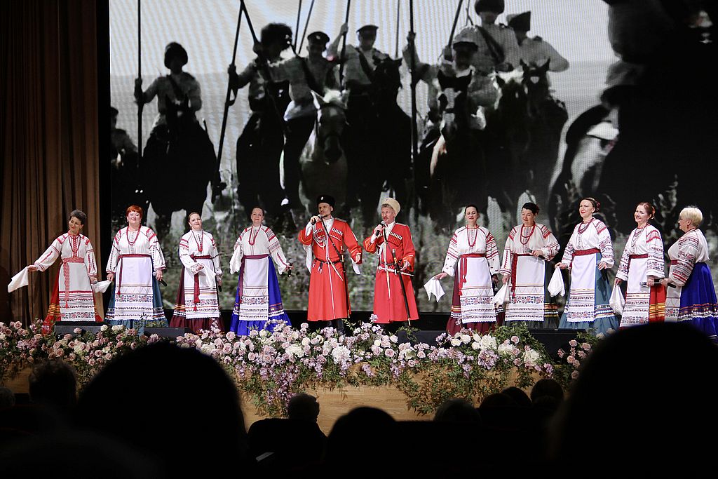 ансамбль Сударушка на сцене