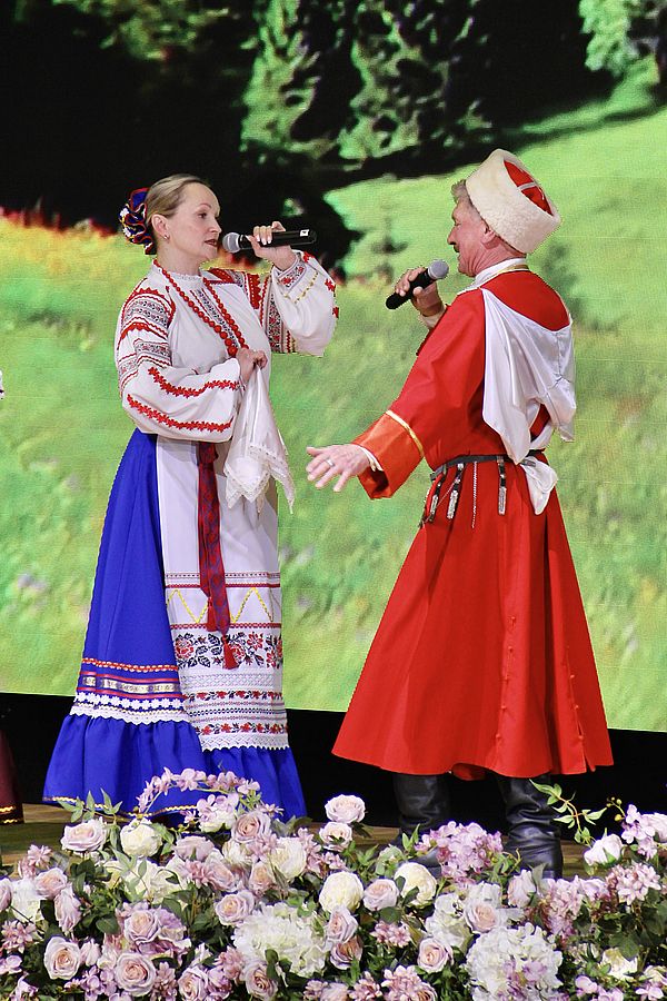 ансамбль Сударушка на сцене