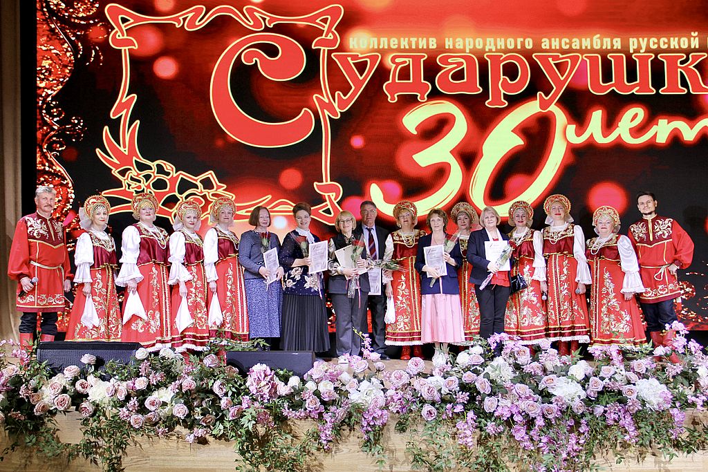 ансамбль Сударушка на сцене