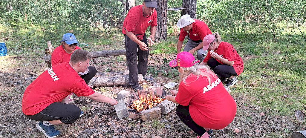 Одна из команд - участниц слёта собралась вокруг костра