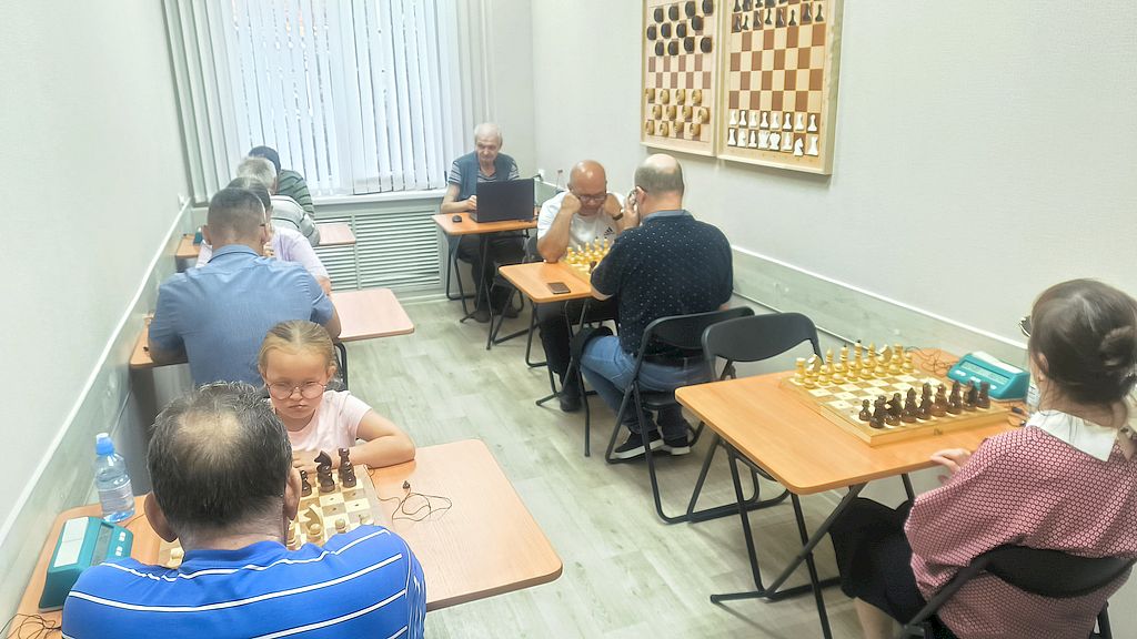 Участники соревнований сидят за игровыми столами