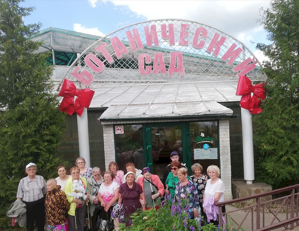 Общая фотография путешественников около входа в Ботанический сад