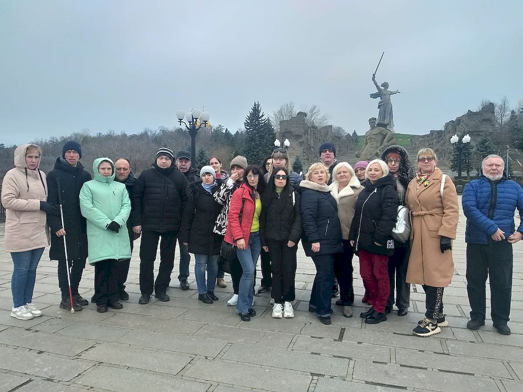 экскурсанты на Мамаевом кургане