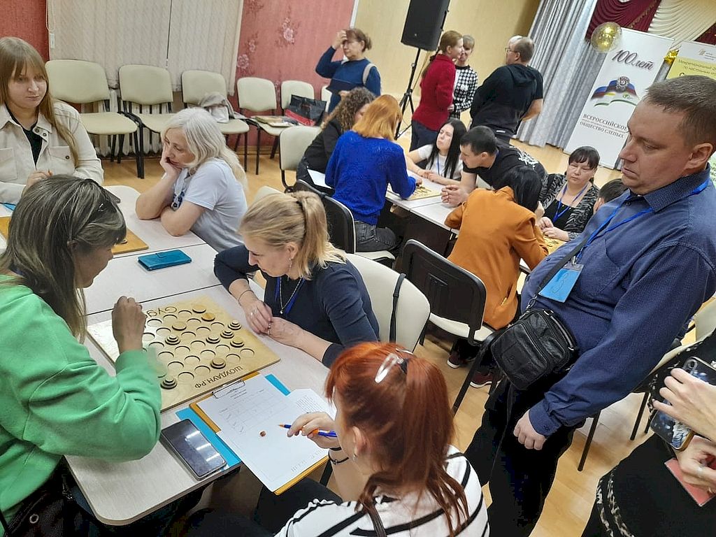 участники фестиваля играют в настольные игры