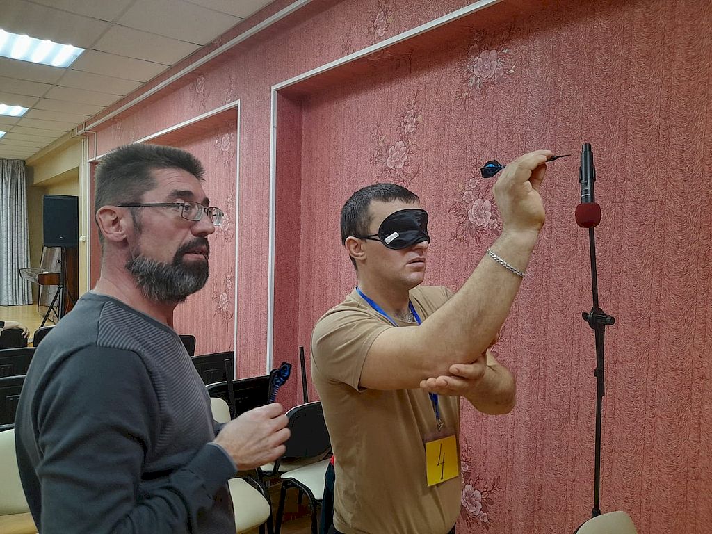 участник соревнований по дартцу