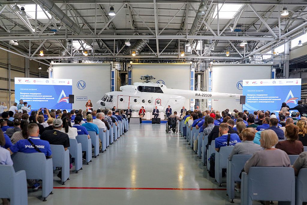 На фото - зал и много людей