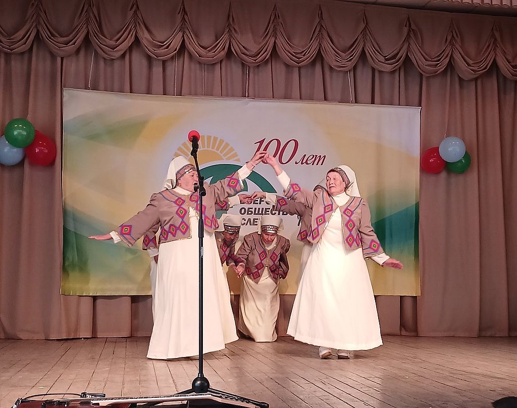 конкурсанты на сцене