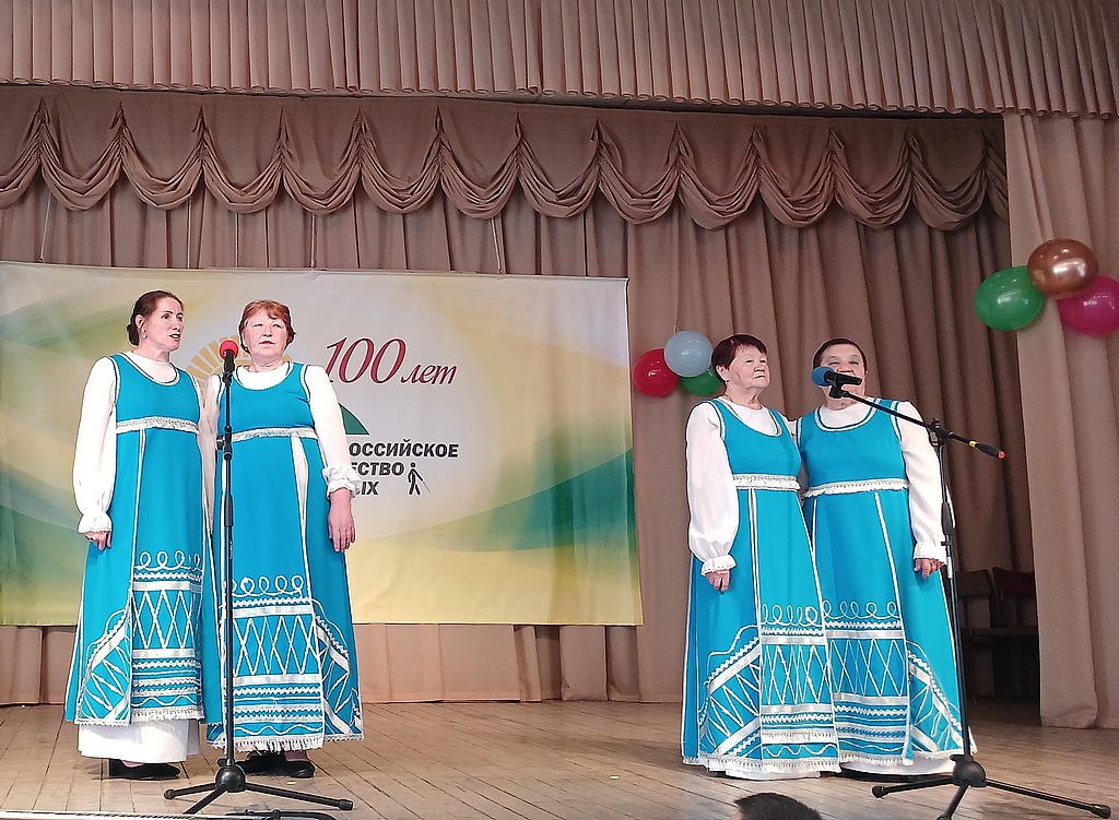 конкурсанты на сцене