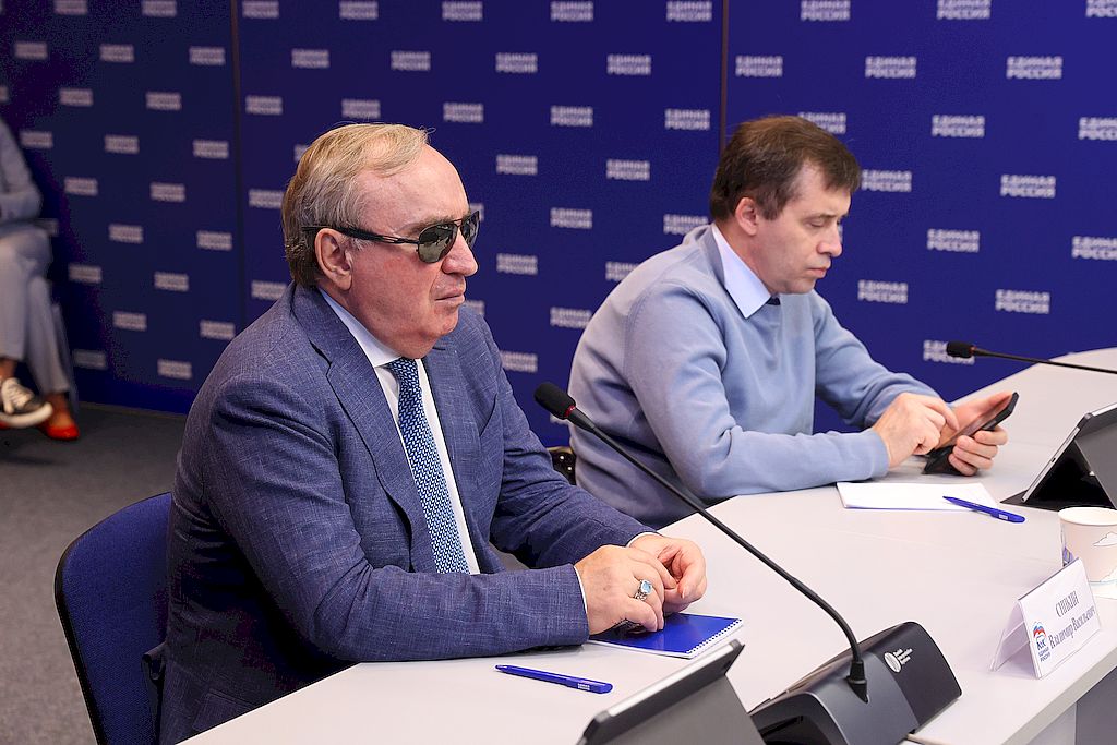 Президент ВОС Владимир Васильевич Сипкин на заседании. Рядом с ним председатель Всероссийского общества инвалидов Михаил Борисович Терентьев.