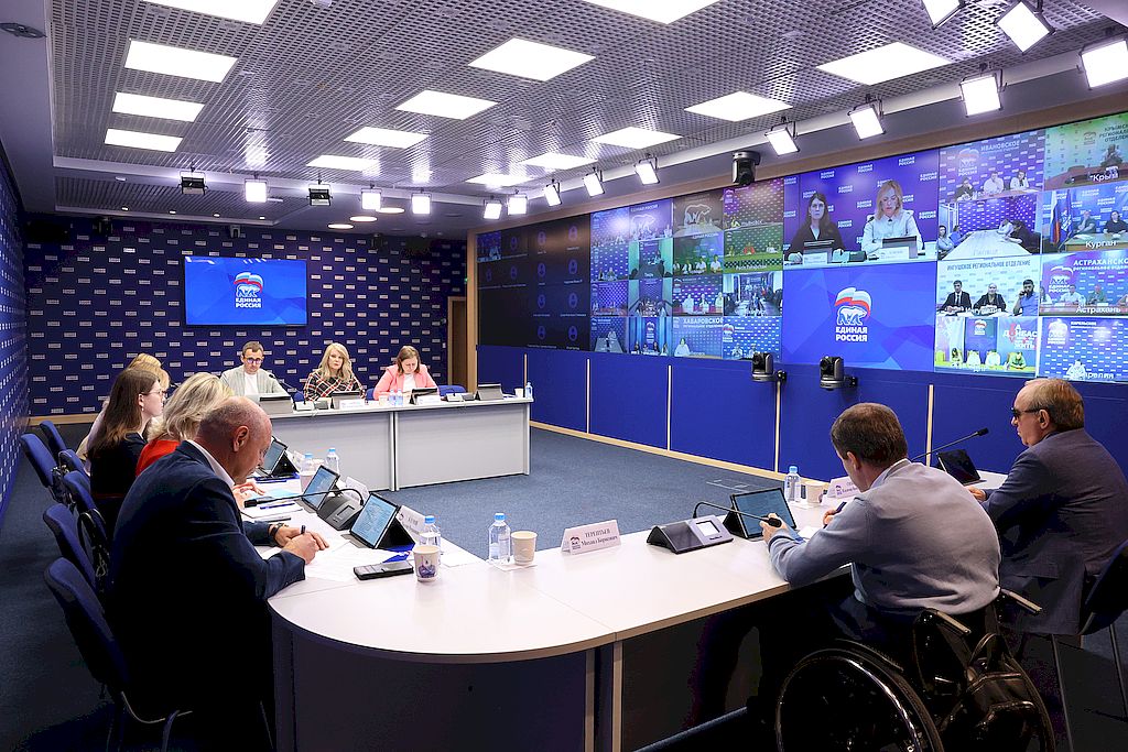 Участники заседания очно и по видеоконференцсвязи