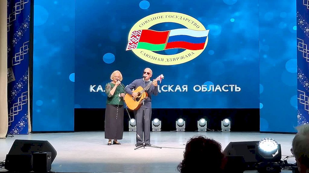 участники на сцене