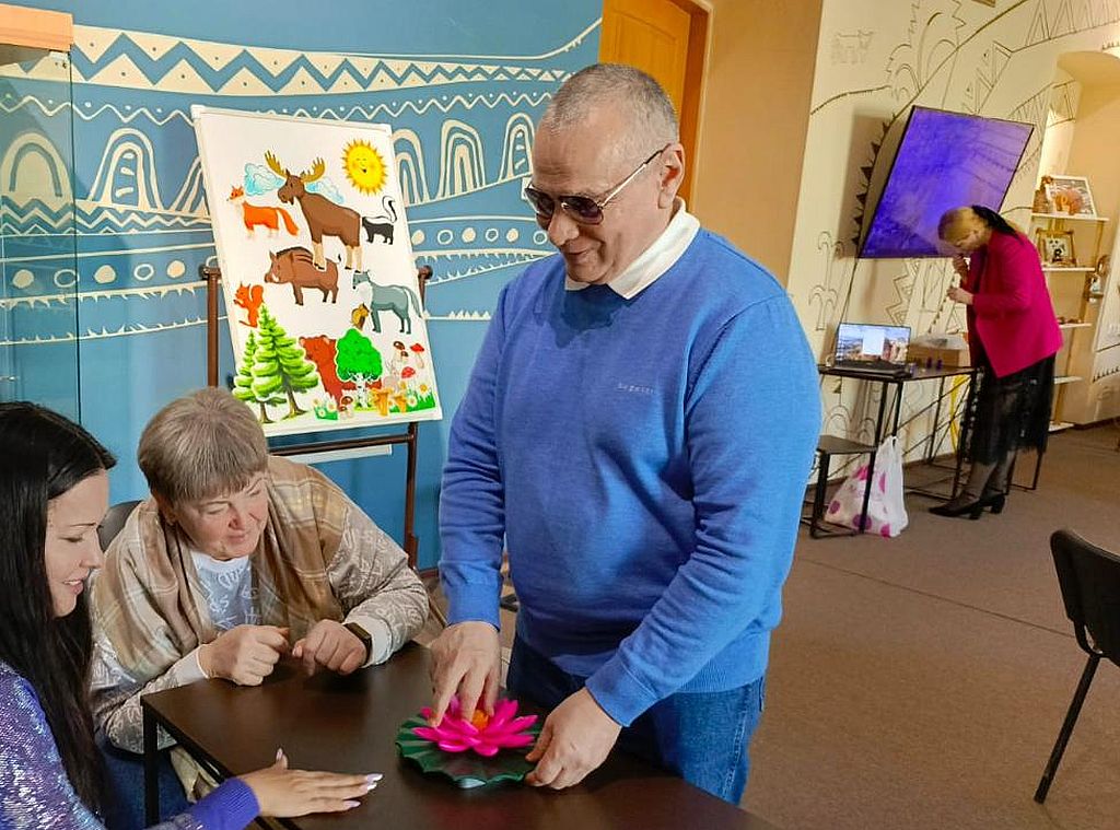 председатель Амурской ОО ВОС осматривает тактильные экспонаты