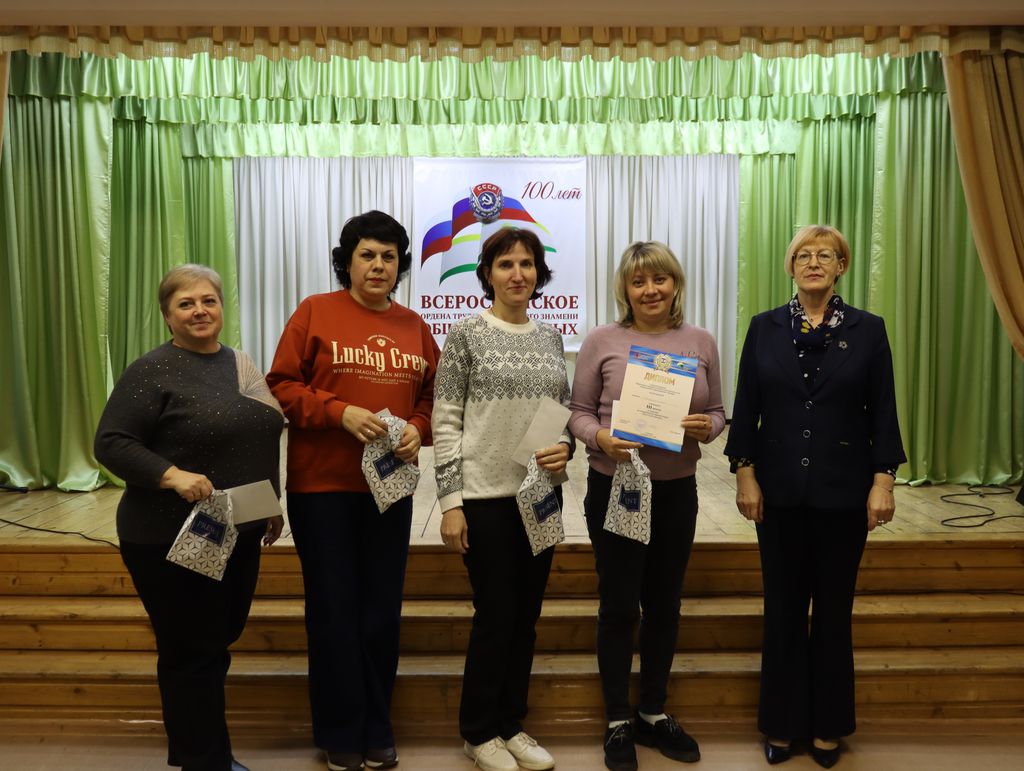 награждение. Одна из команд с дипломом