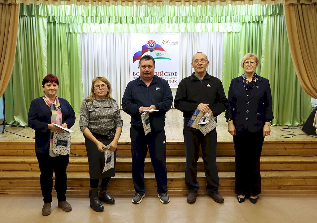 награждение. Одна из команд с дипломом