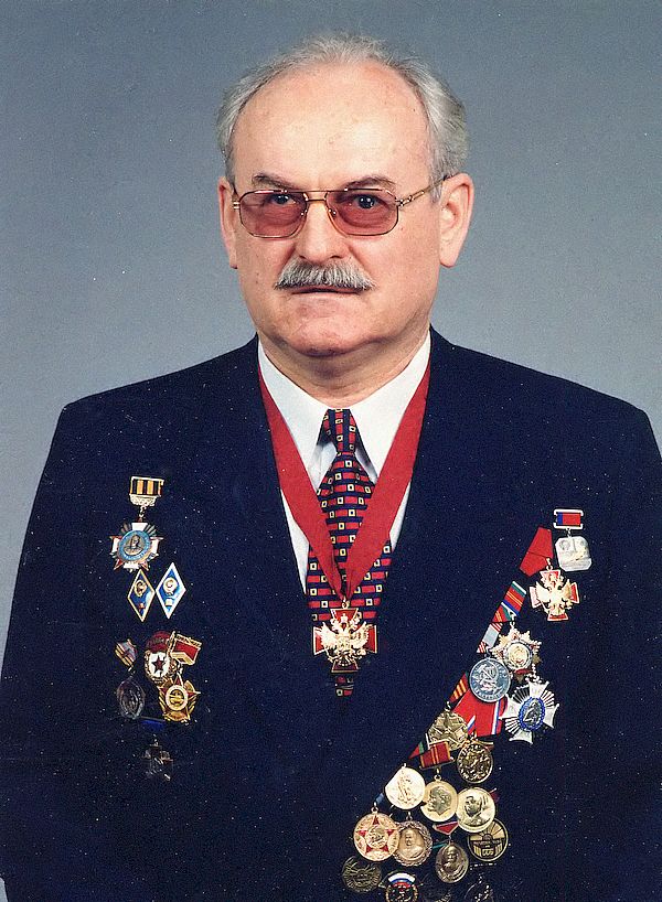 Александр Яковлевич в синем костюме с орденами и медалями