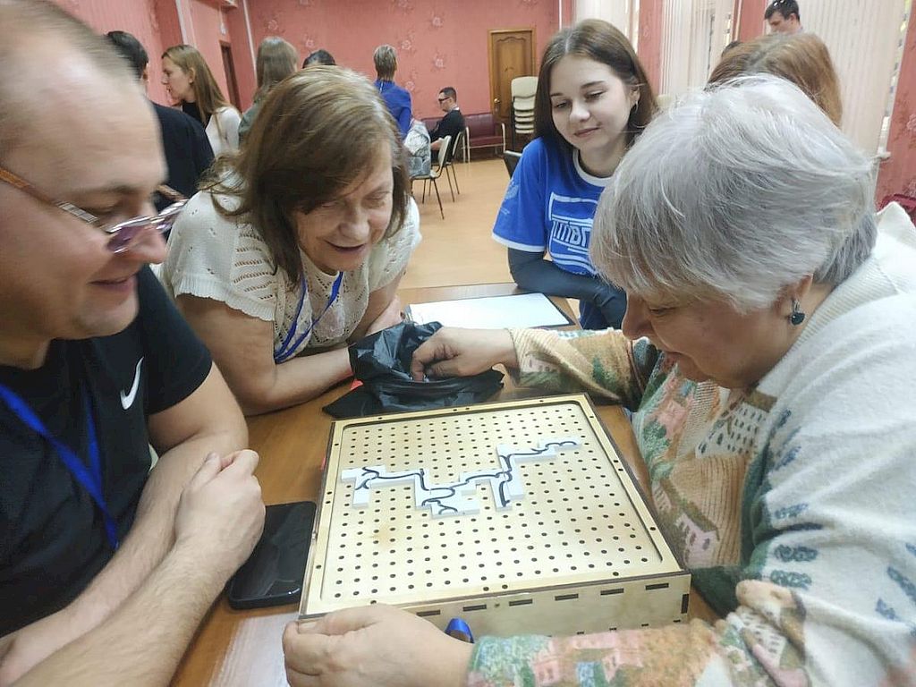 игроки за столами