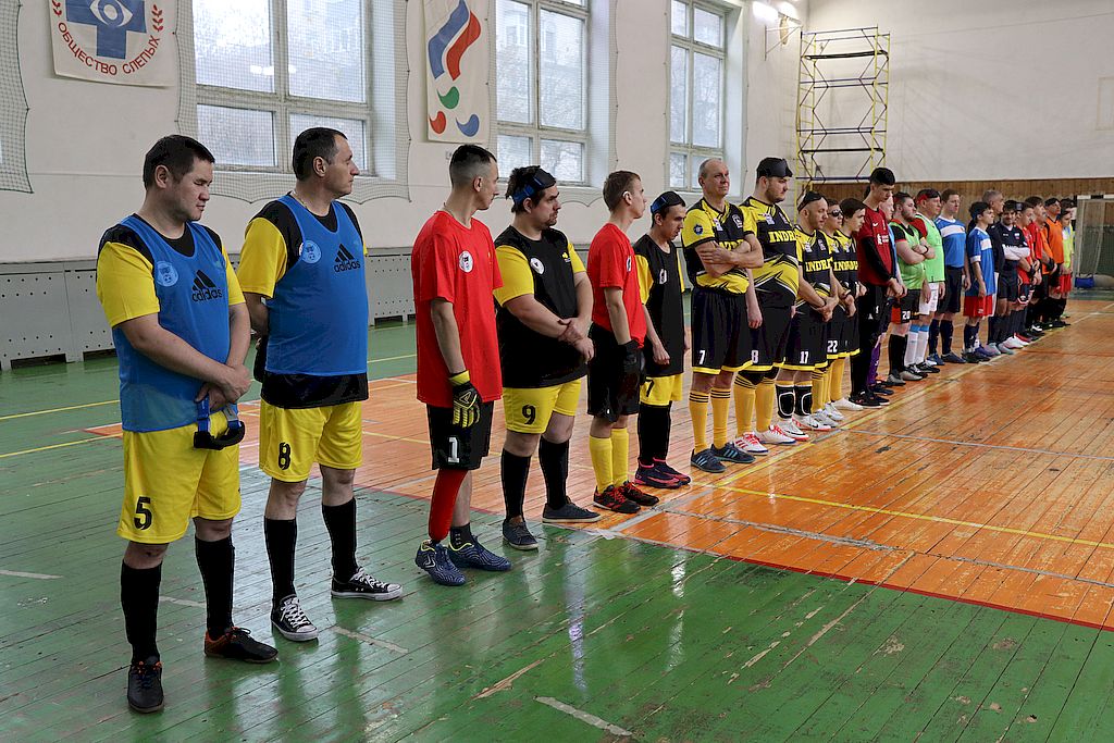 открытие соревнований. Команды в спортивном зале