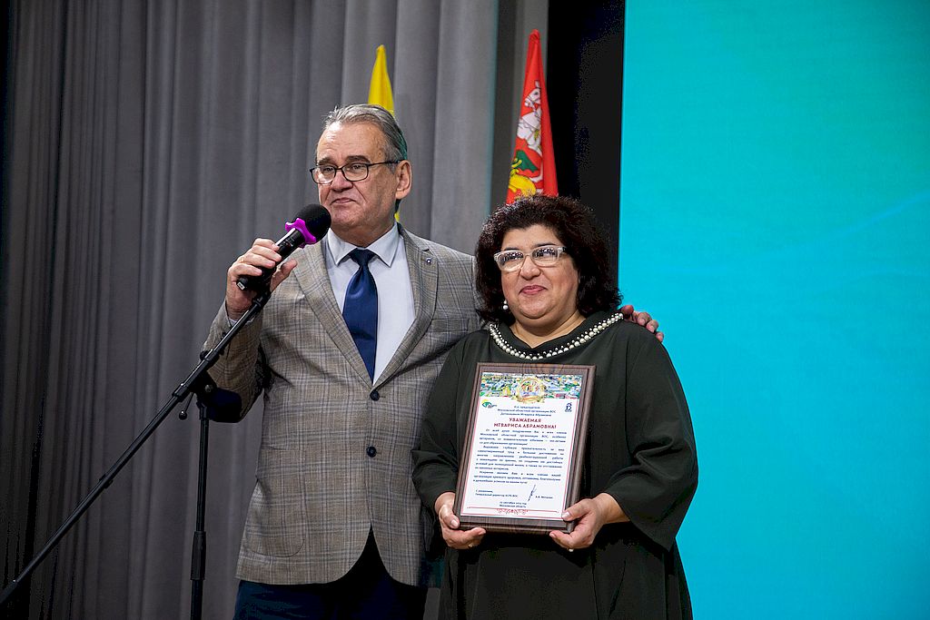 Генеральный директор КСРК ВОС Андрей Мочалин вручает Мтварисе Датикашвили поздравительный адрес