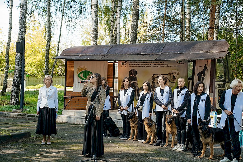 директор Школы Артём Астанин, заместитель директора Ирина Миронова и воспитатели и инструкторы-методисты РШПСП ВОС с собаками-проводниками