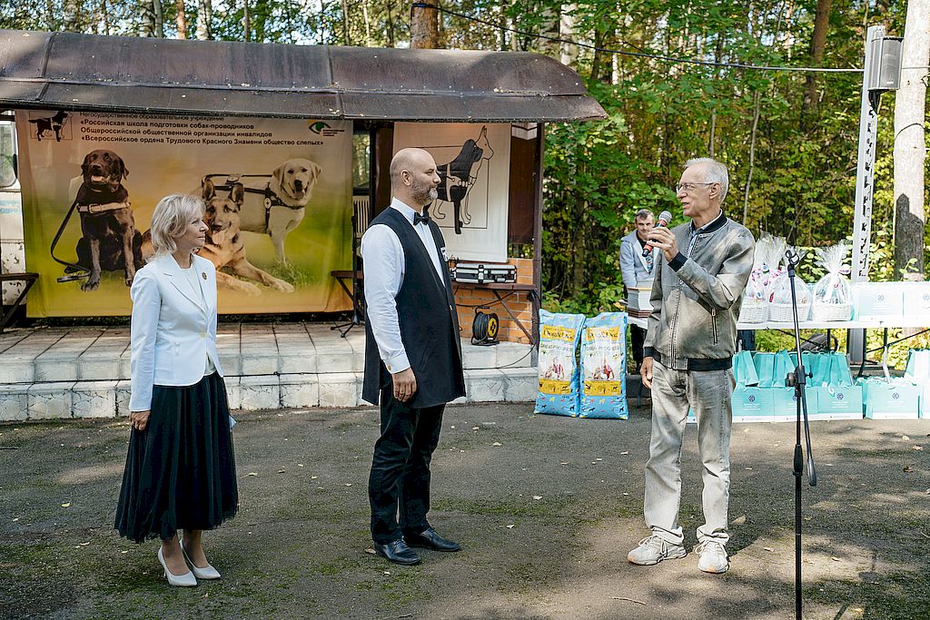 поздравления от вице-президента ВОС Александра Коняева. Рядом с ним стоит Артём Астанин и Ирина Миронова