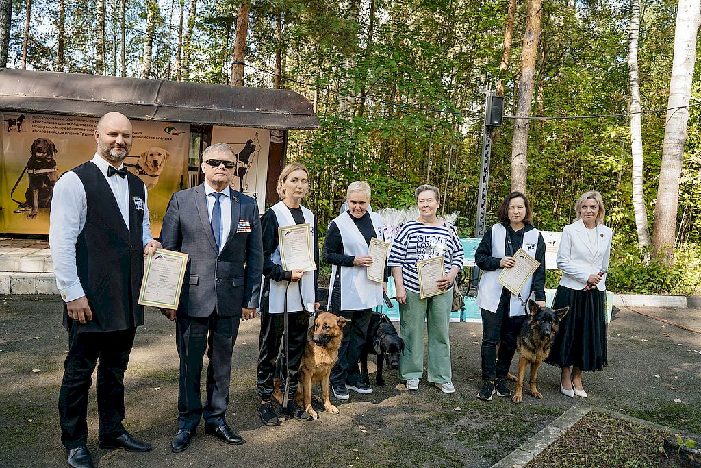 Артём Астанин, Владимир Вшивцев и награждённые сотрудники школы