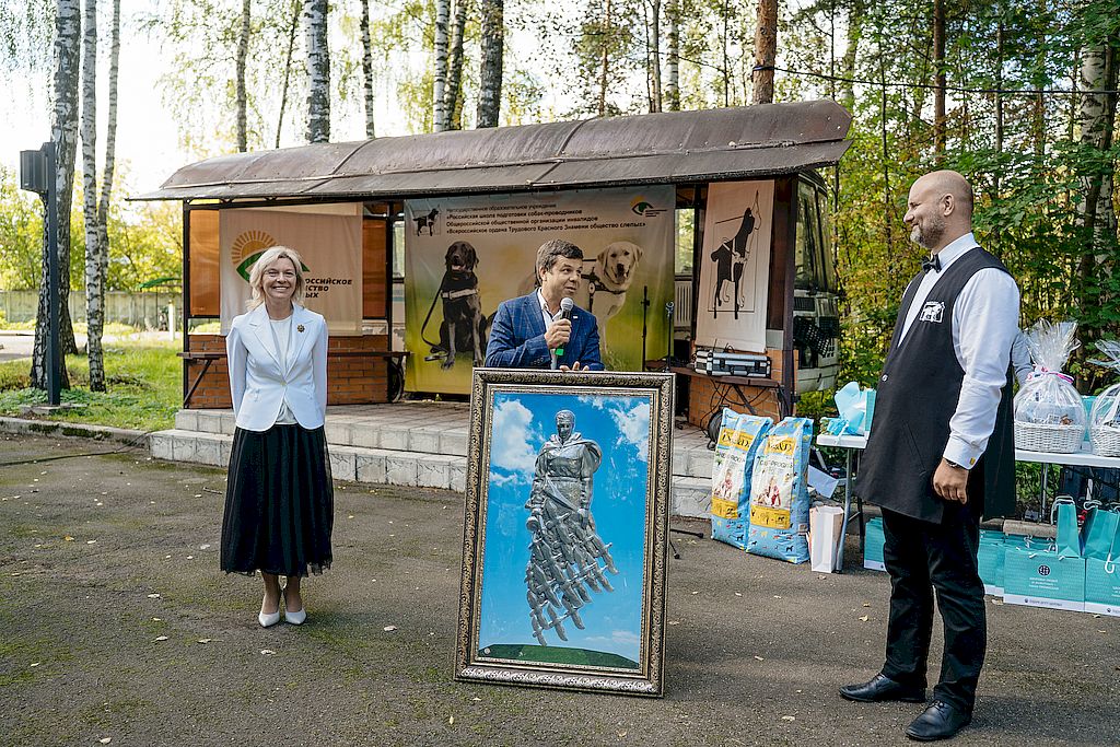 генеральный директор ООО "Вертикаль" с подарком - тактильным изображением Ржевского мемориала Советскому солдату