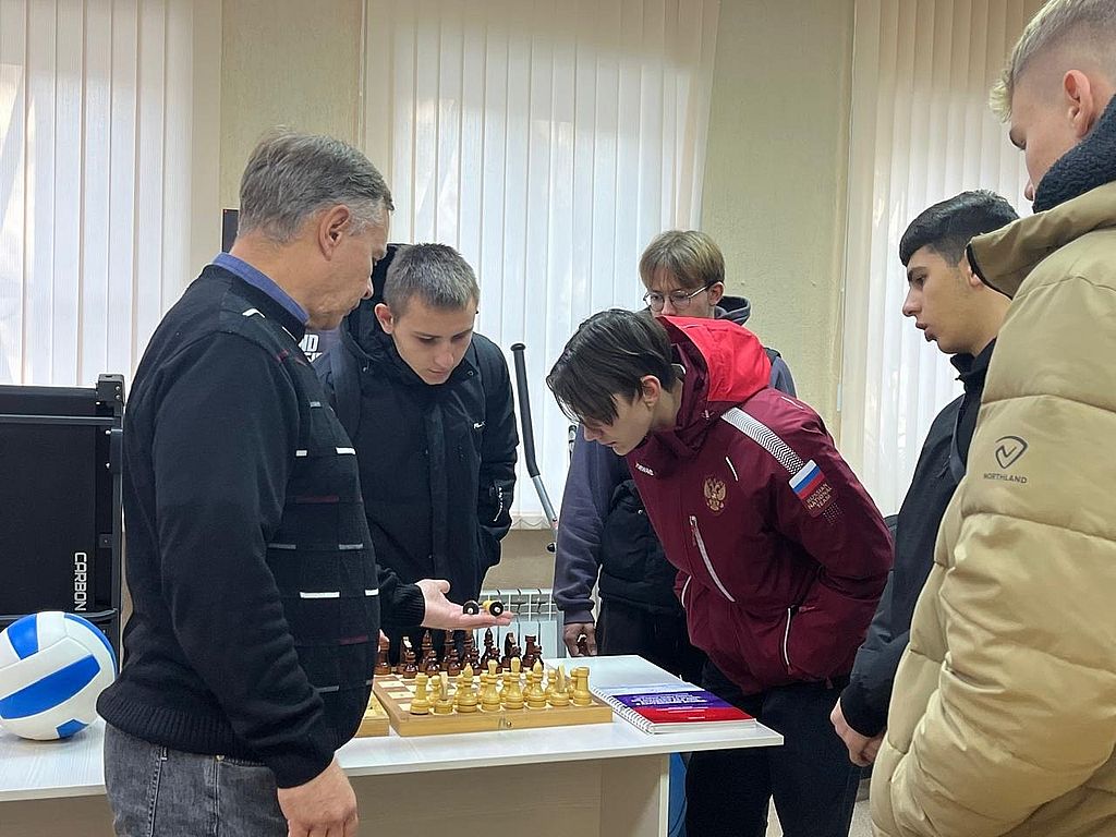 Студенты знакомятся с настольными играми для незрячих