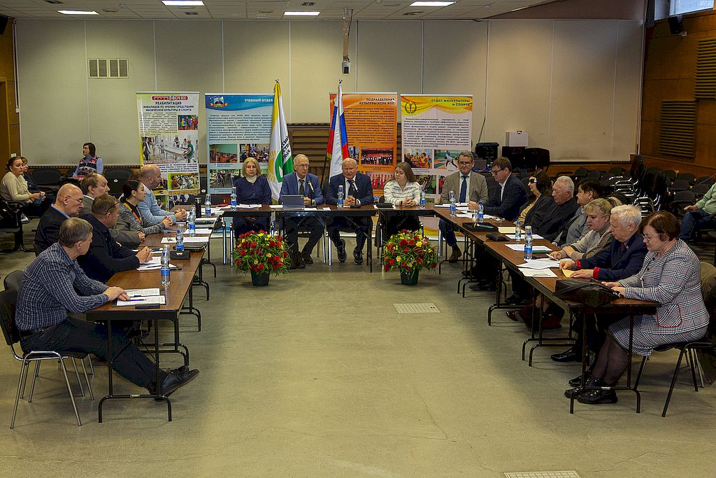 участники заседания совета в актовом зале КСРК ВОС