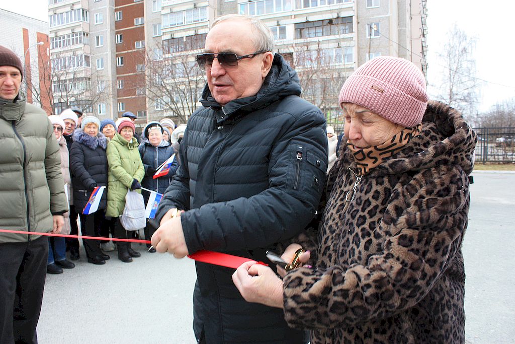 Мавзиля Юдина и Владимир Сипкин перерезают ленточку на открытии аллеи