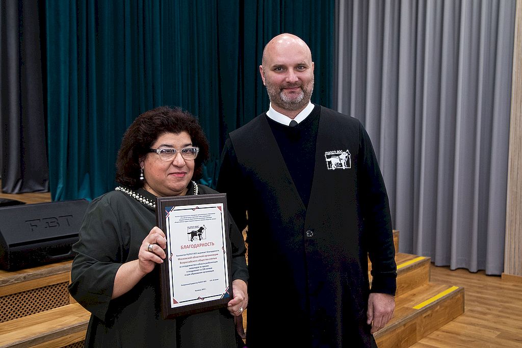 На сцене вместе с инструкторами выступают четвероногие реабилитологи – воспитанницы Российской школы подготовки собак-проводников