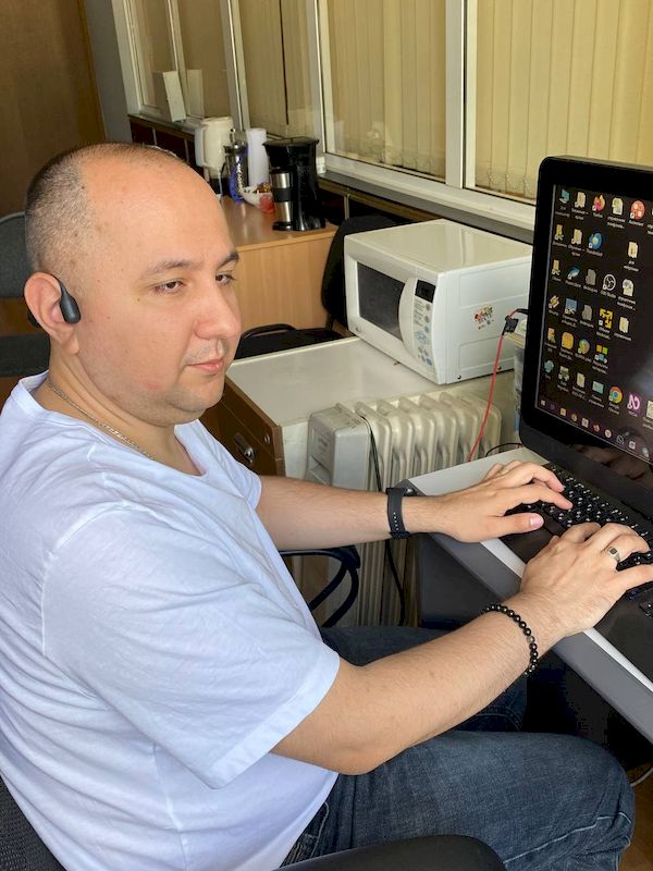 На фотографии Владимир Гладышев за рабочим местом