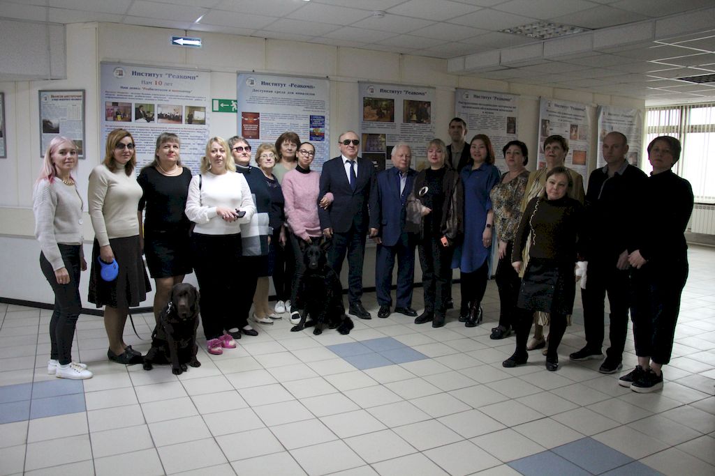 на фотографии выпускники обучающих курсов с президентом ВОС Владимиром Сипкиным