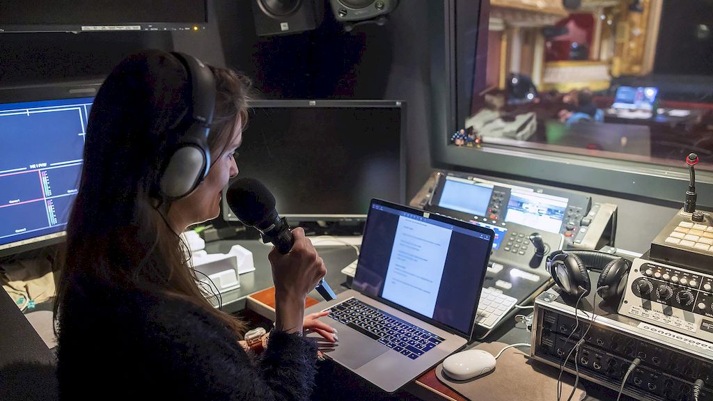 на фотографии показана работа тифлокомментатора. Перед специалистом стоит ноутбук с текстом