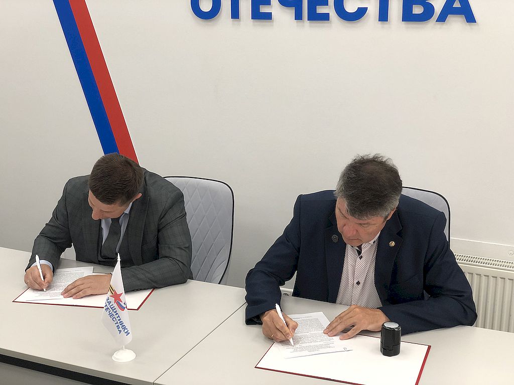 Председатель Ханты-Мансийской РО ВОС П. В. Носов и руководитель филиала фонда "Защитники Отечества" по Югре подписывают Соглашение.