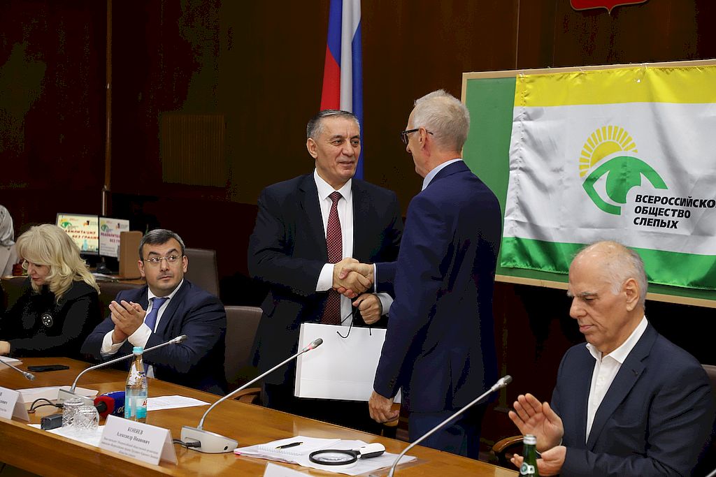 Александр коняев вручает награду руководству РД