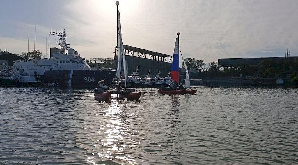 катамараны на фоне пристани