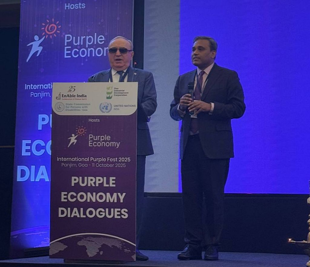 Президент ВОС Владимир Сипкин выступает на сессии. Рядом стоит Санджит Кумар Джха и переводит речь президента ВОС