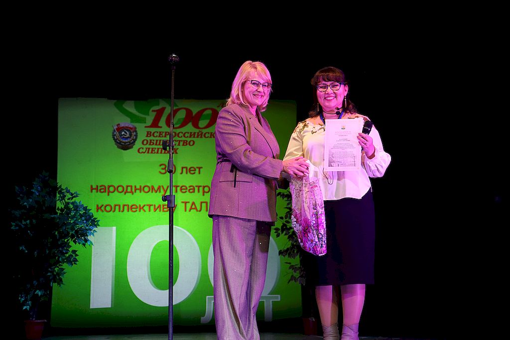 председатель Комитета социальной политики вручает благодарность Шаимовой Ф