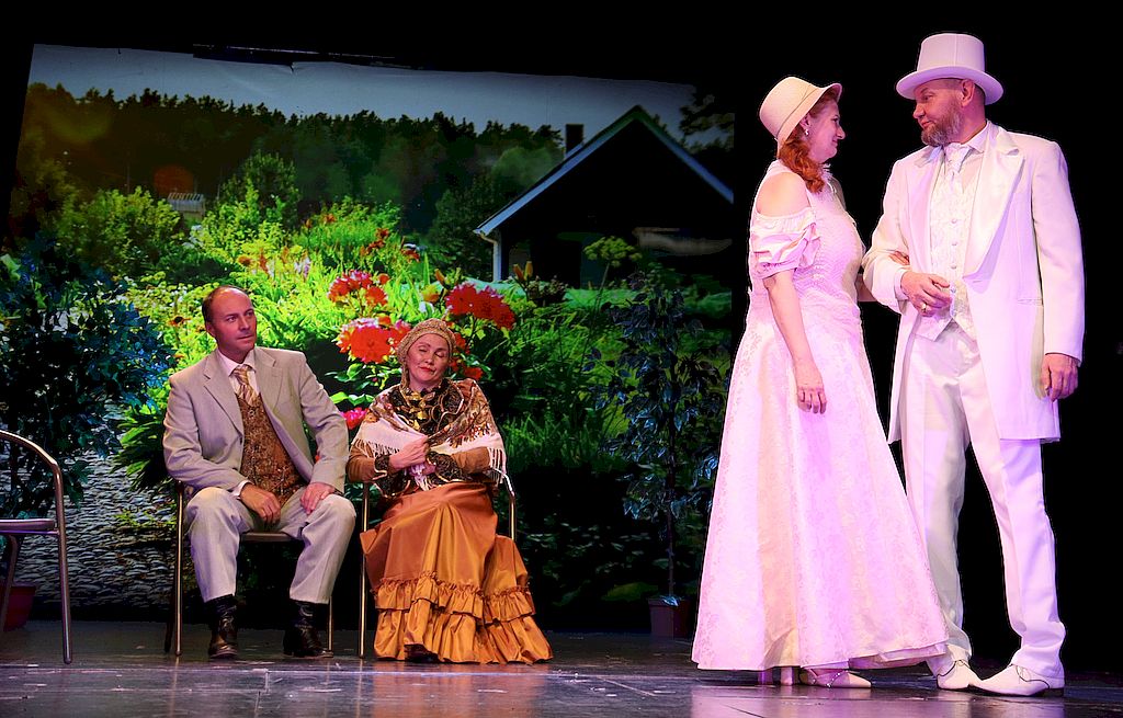 сцена из спектакля