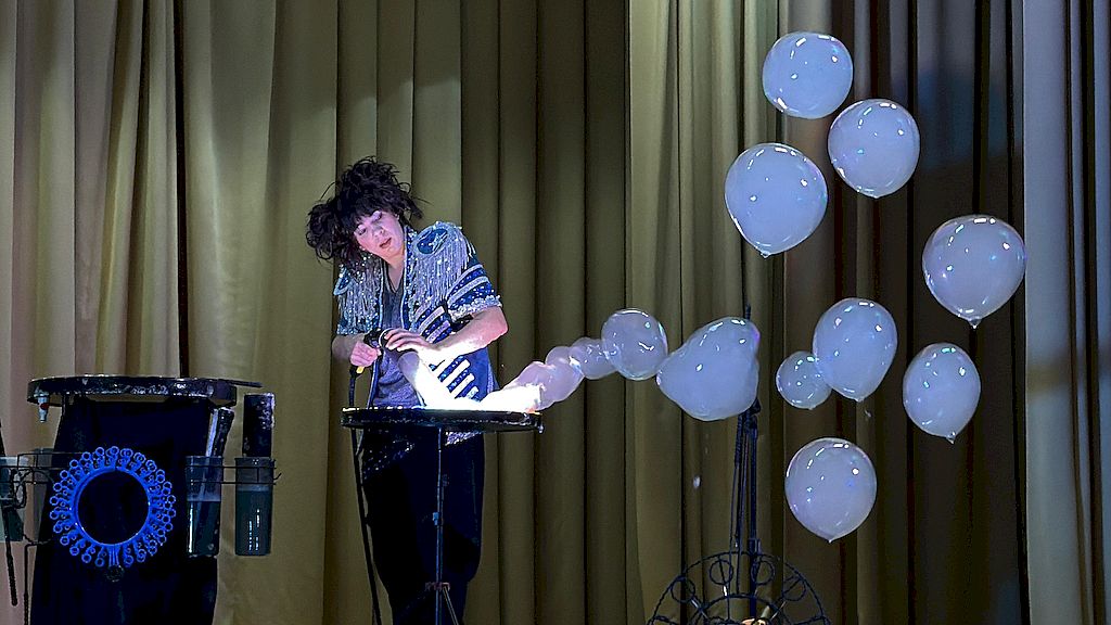 выступление артистки цирка с мыльными пузырями