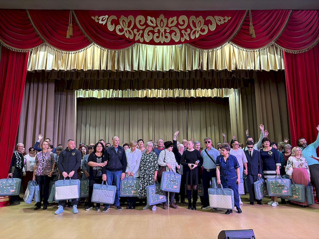 общее фото на сцене