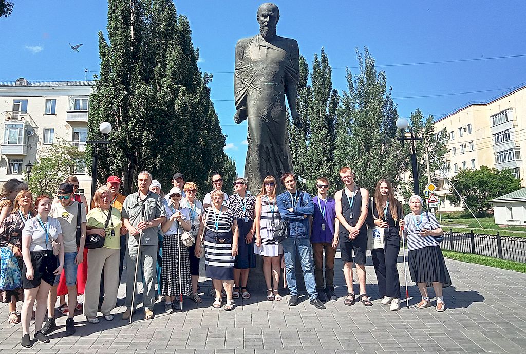 Группа незрячих экскурсантов у памятника Ф. М. Достоевского