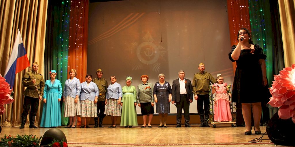 Участники концертной программы на сцене.