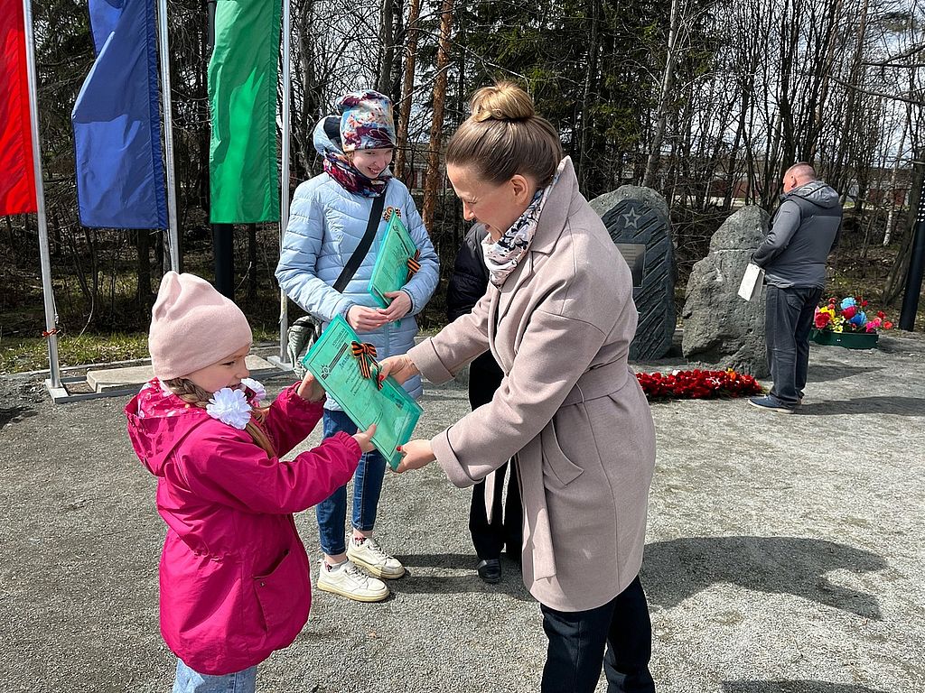 юной участнице конкурса вручают диплом