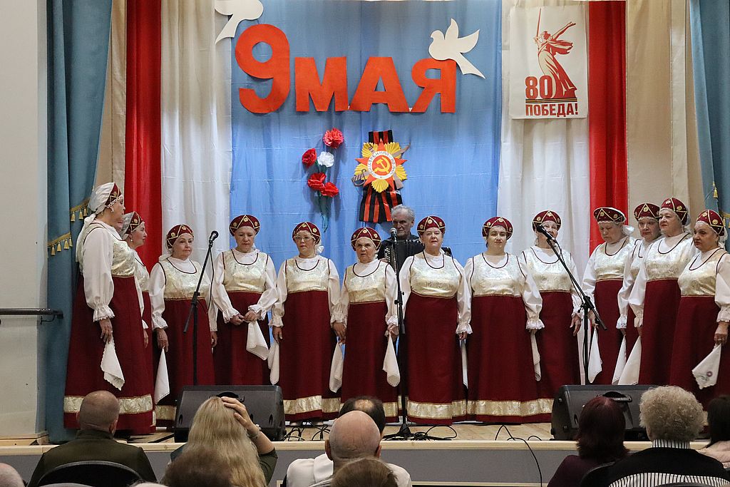 на сцене хор