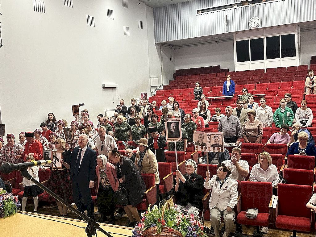 на фотографии зал Дома культуры ВОС. В зале стоят люди.