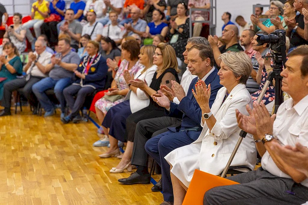 Зрители аплодируют артистам