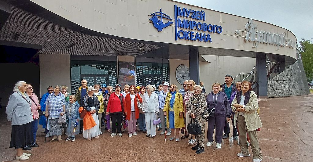 общее фото около Музея мирового океана