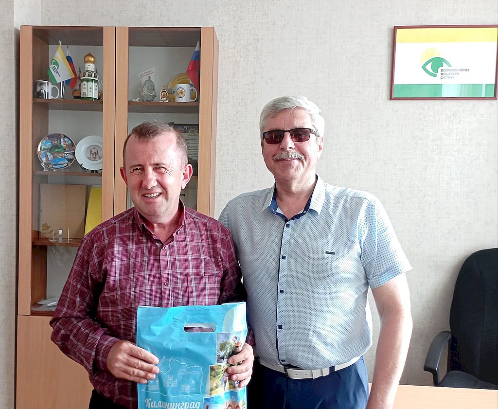 председателm Калининградской РО ВОС Владимир Храбан и вице-президента Турецкой Федерации слабовидящих, председателm платформы организации людей с инвалидностью Дурсун Арслан