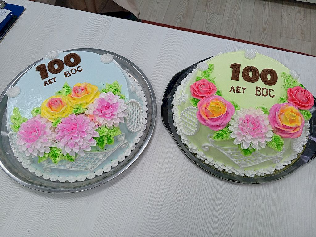 на фотографии 2 торта с надписью 100 лет ВОС